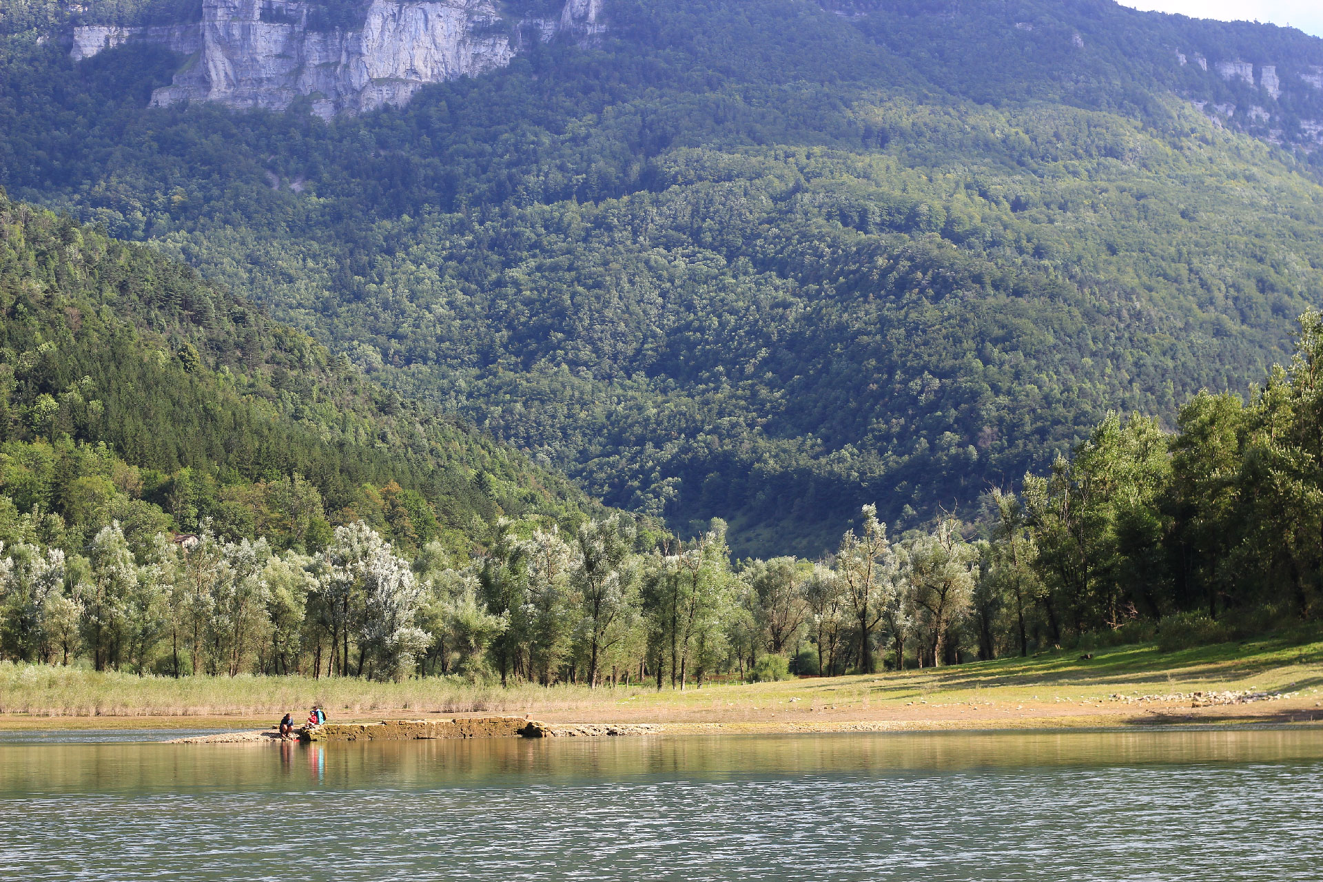 Lac de bouvante à quelques minutes à pied du centre de la Jacine, votre centre de vacances dans le vercors