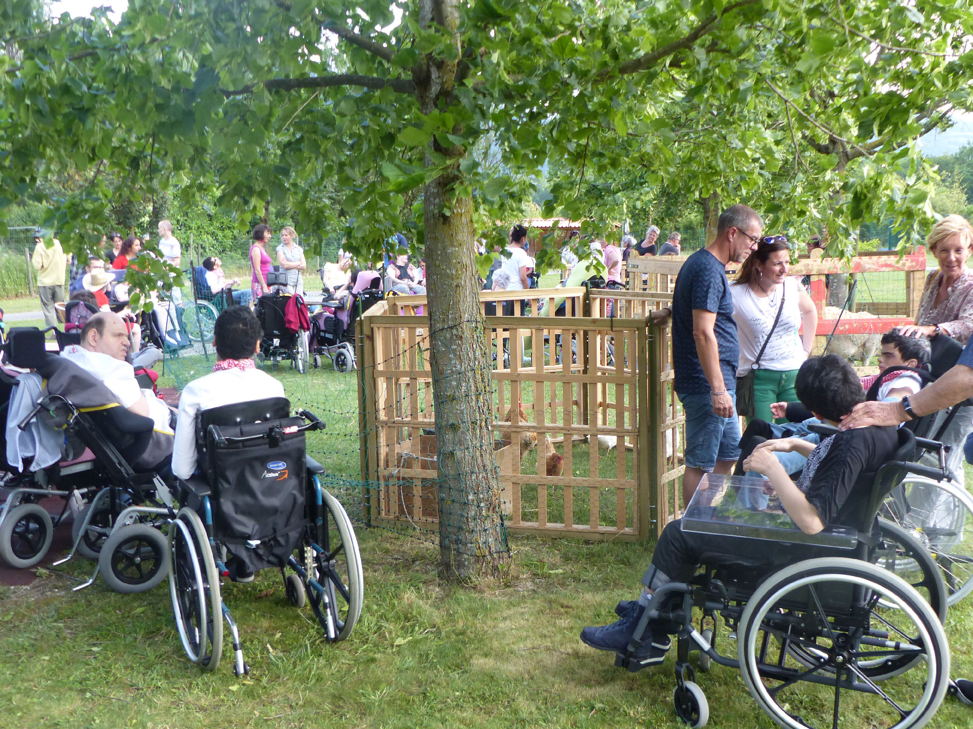 Regroupement de personnes en situation de handicap encadrés par des animateurs dans une ferme proche de la Jacine